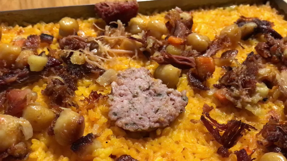Arroz en llauna con garbanzos, pelota y carne deshilachada
