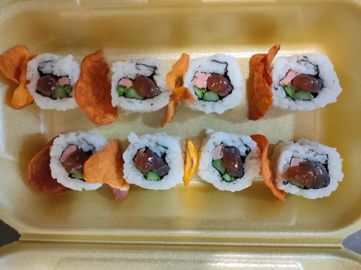 Ocho piezas de uramaki con chips crujientes